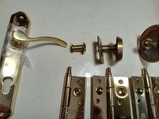 Bisagras, pomo, mirilla, para puerta de entrada