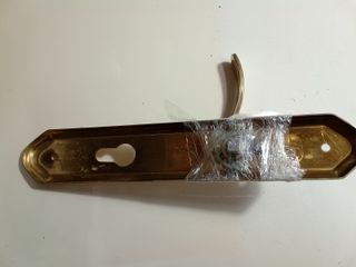 Bisagras, pomo, mirilla, para puerta de entrada