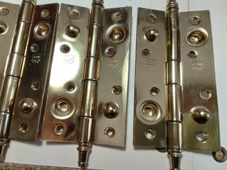 Bisagras, pomo, mirilla, para puerta de entrada