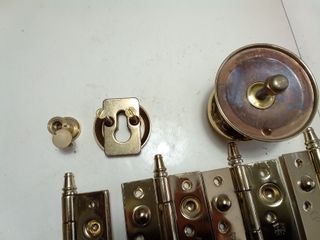 Bisagras, pomo, mirilla, para puerta de entrada