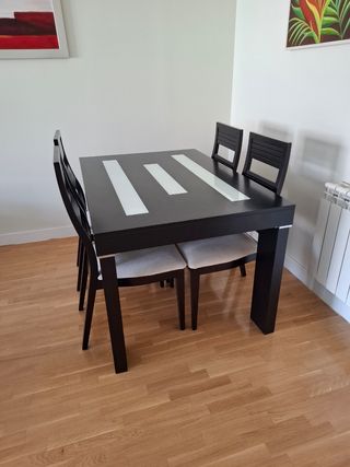 Mesa comedor y 4 sillas modernas de diseño