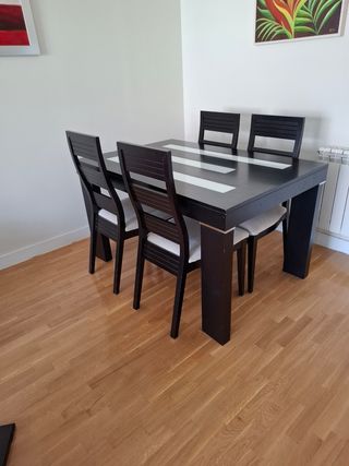 Mesa comedor y 4 sillas modernas de diseño