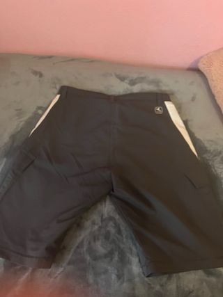 Pantalones cortos deportivos grises de hombre