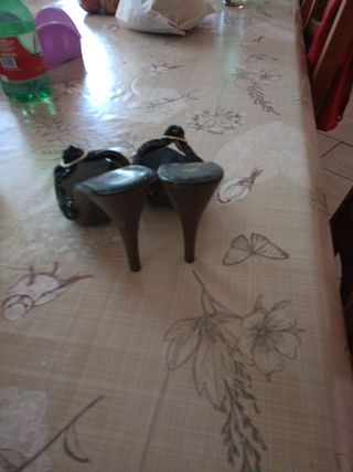 Zoccoli neri con tacco