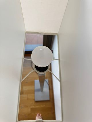Lámpara de pie moderna - blanca hilo y plateada