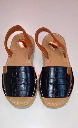 Sandalias  negras y marrón