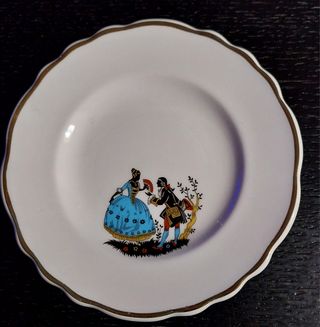 Plato vintage con escena