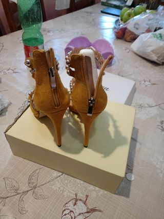 Sandali VICCI gialli con borchie