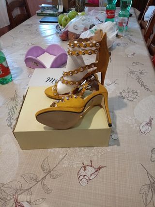 Sandali VICCI gialli con borchie