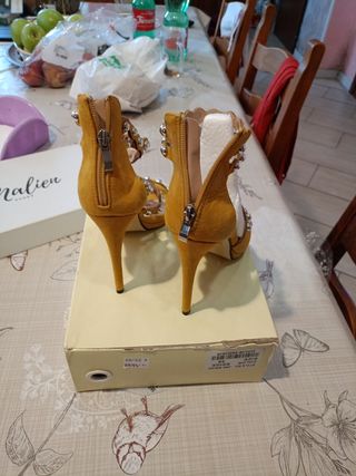 Sandali VICCI gialli con borchie