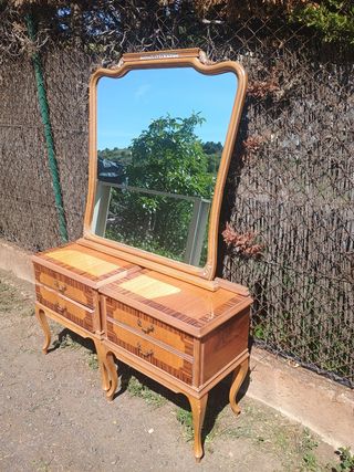 Tocador antiguo con espejo