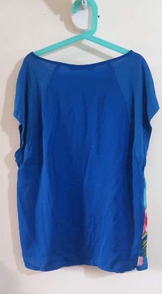 Camiseta hawaiana azul y rosa