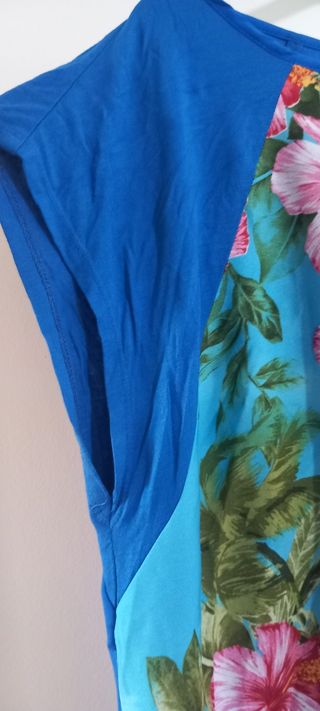 Camiseta hawaiana azul y rosa