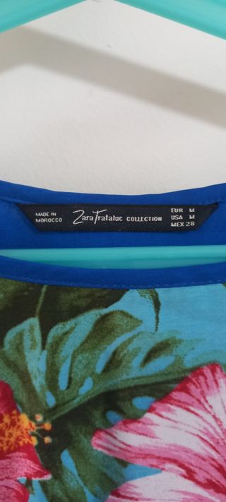 Camiseta hawaiana azul y rosa