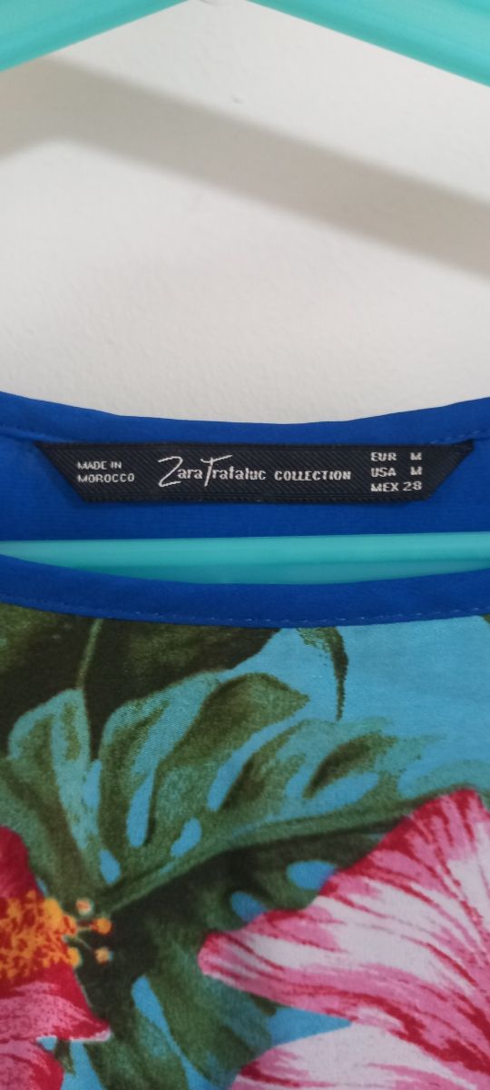 Camiseta hawaiana azul y rosa