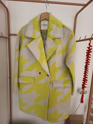 Abrigo ONLY beige y amarillo. SIN ESTRENAR. 