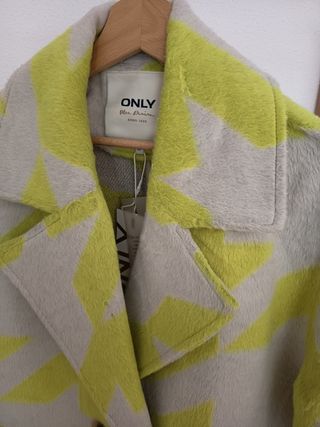 Abrigo ONLY beige y amarillo. SIN ESTRENAR. 