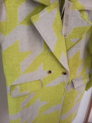 Abrigo ONLY beige y amarillo. SIN ESTRENAR. 