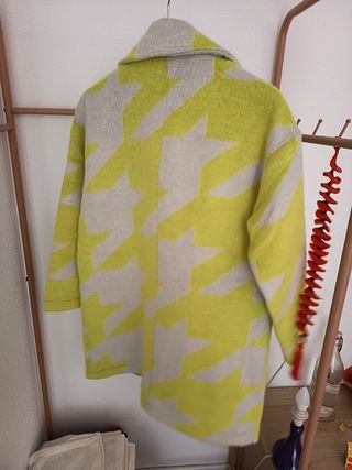 Abrigo ONLY beige y amarillo. SIN ESTRENAR. 