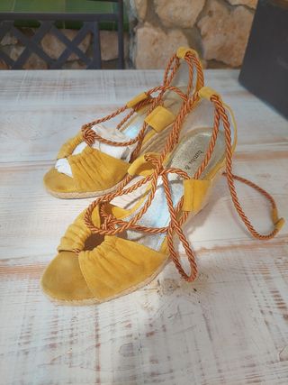 Alpargatas cuña Bimba y Lola amarillas
