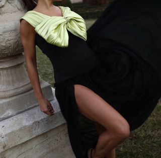 Vestido negro c/ lazo verde