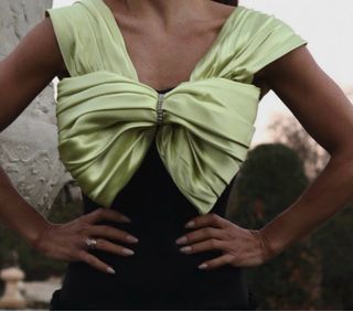 Vestido negro c/ lazo verde