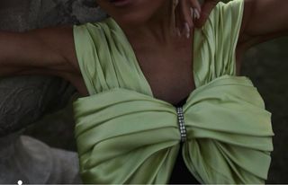 Vestido negro c/ lazo verde