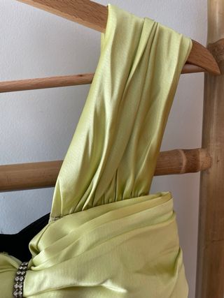 Vestido negro c/ lazo verde