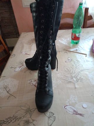 Stivali neri stringati con plateau