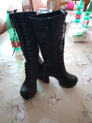 Stivali neri stringati con plateau