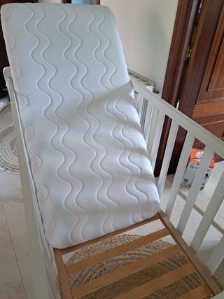 Cuna Micuna blanca. Va con el colchón incluído.