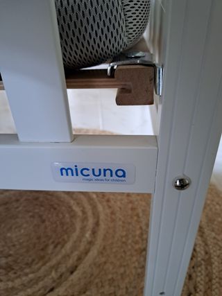 Cuna Micuna blanca. Va con el colchón incluído.