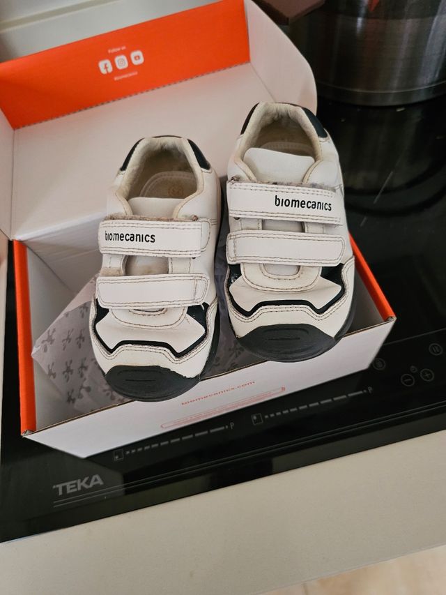Biomecanics 23 - Zapatillas blancas