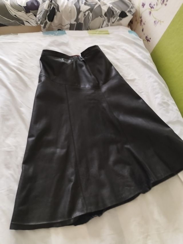 Falda negra y azul de piel