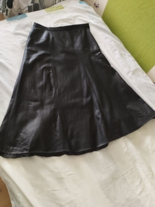 Falda negra y azul de piel