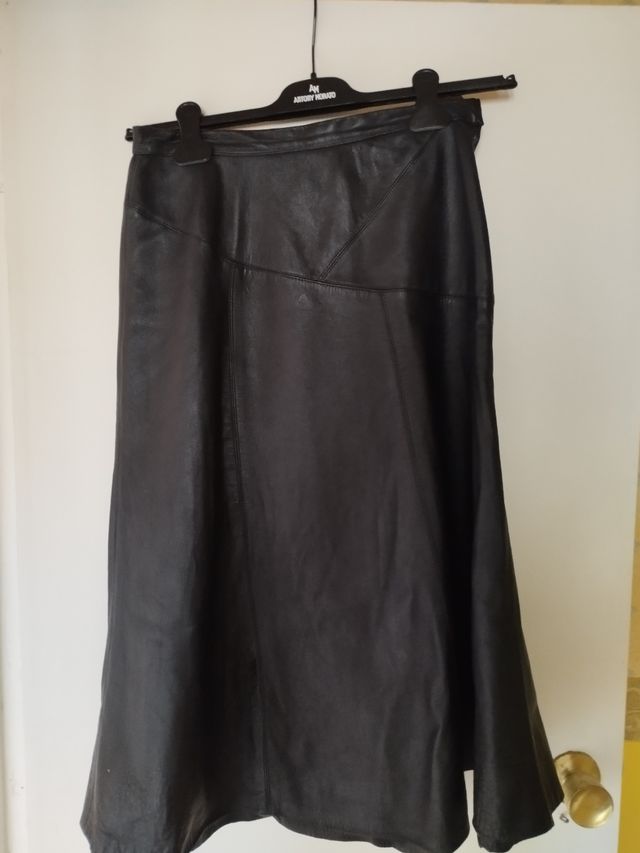 Falda negra y azul de piel