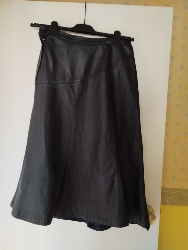 Falda negra y azul de piel