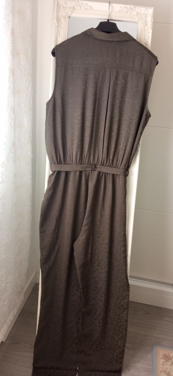 Mono verde seco, T 44 regalo mocasines rojos 
