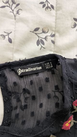 Blusa negra bordada flores
