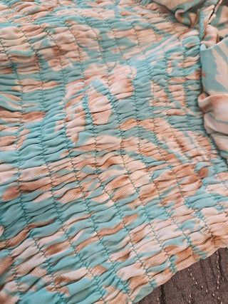Vestido estampado teal y blanco.