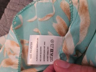 Vestido estampado teal y blanco.