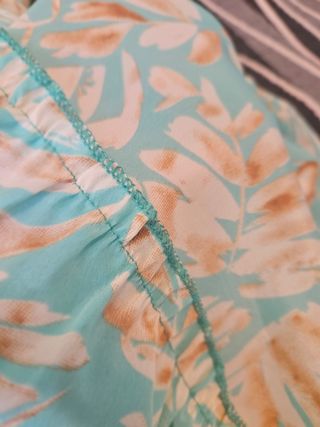 Vestido estampado teal y blanco.