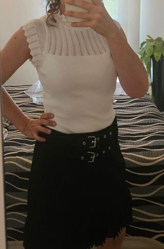 Falda negra plisada