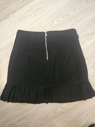 Falda negra plisada