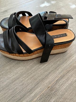 Sandalias cuña Zara negras