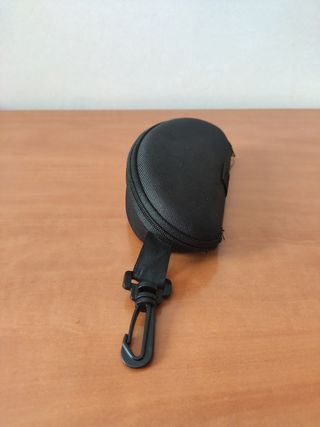 Funda de gafas negra y rígida con mosque