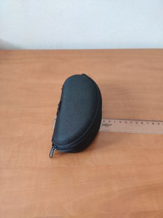 Funda de gafas negra y rígida con mosque