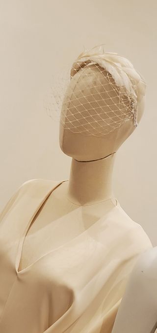 Tocado novia plumas blancas