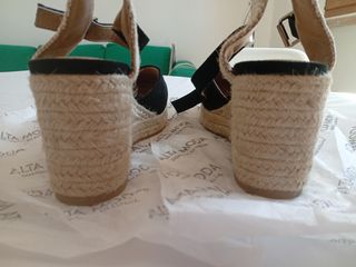 Sandalias de cuñas de esparto.