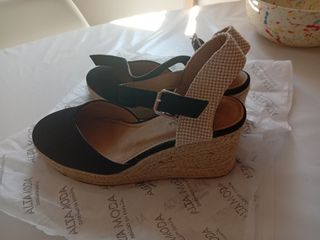 Sandalias de cuñas de esparto.